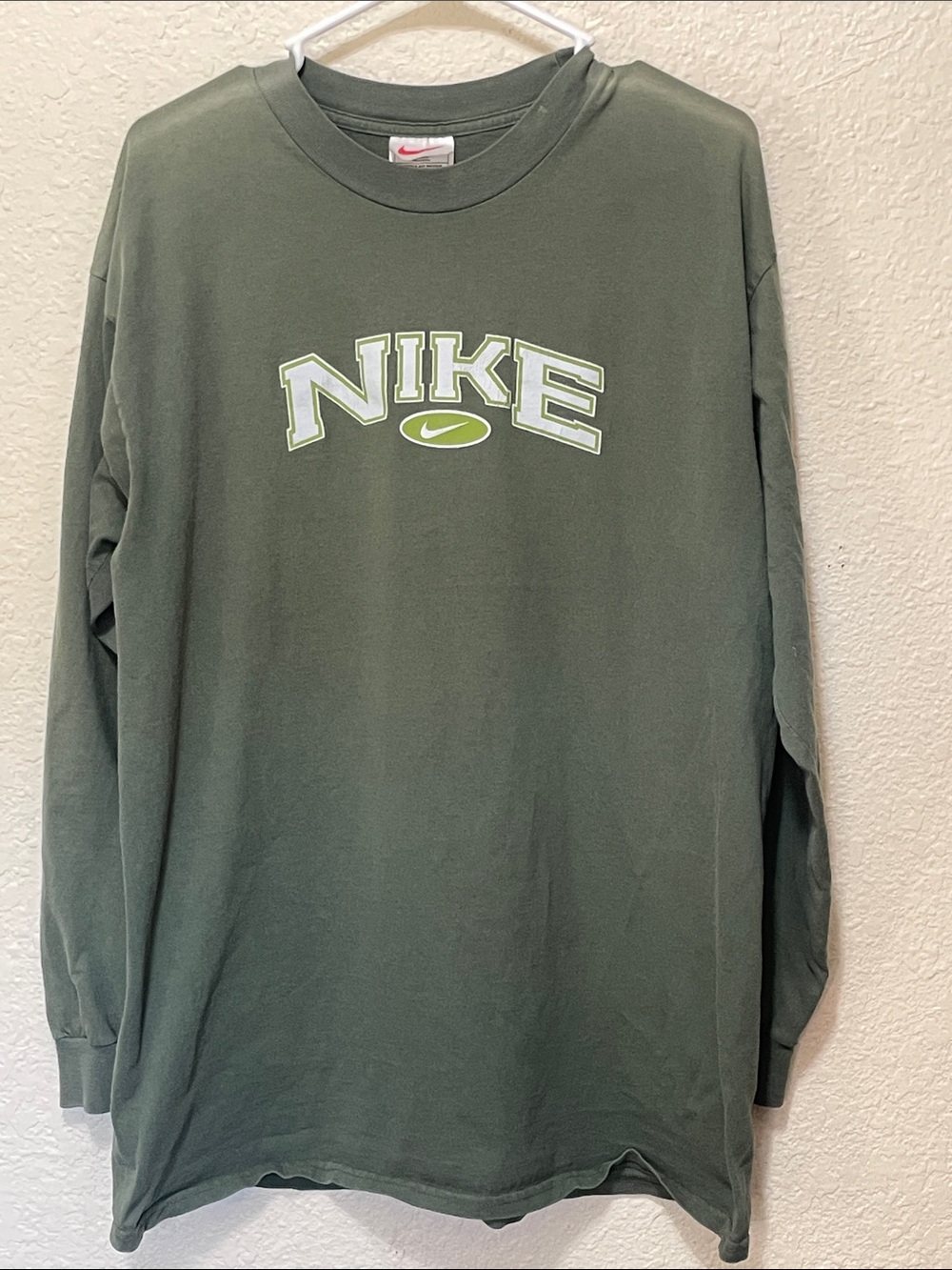 Nike Men's Green Long Sleeve Tee Shirt.  Good Condition. Size L.